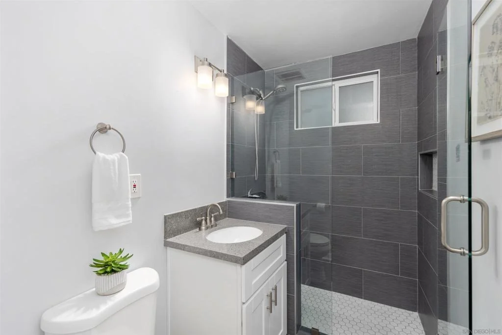 Photo of 8837 Carmir