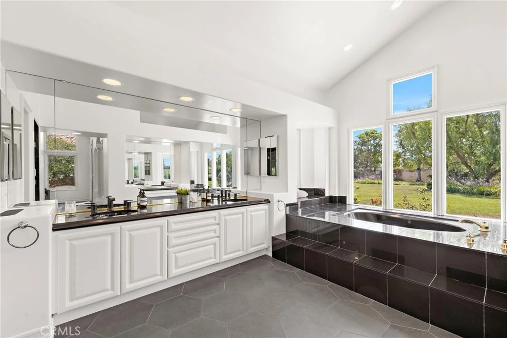 Photo of 1582 White Alder