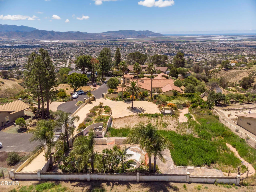 Photo of 833 W Highland Drive