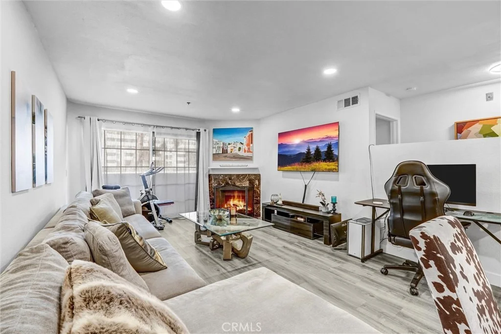Photo of Unit 6 at 6545 Reseda Boulevard