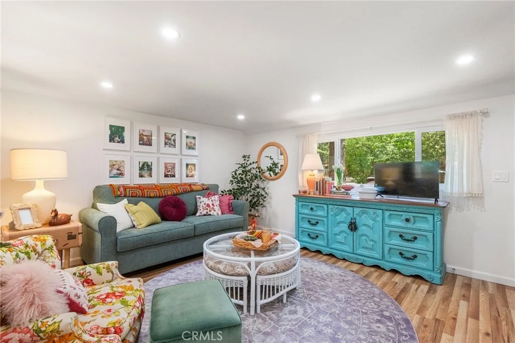 Photo of 925 W Rainbow Boulevard