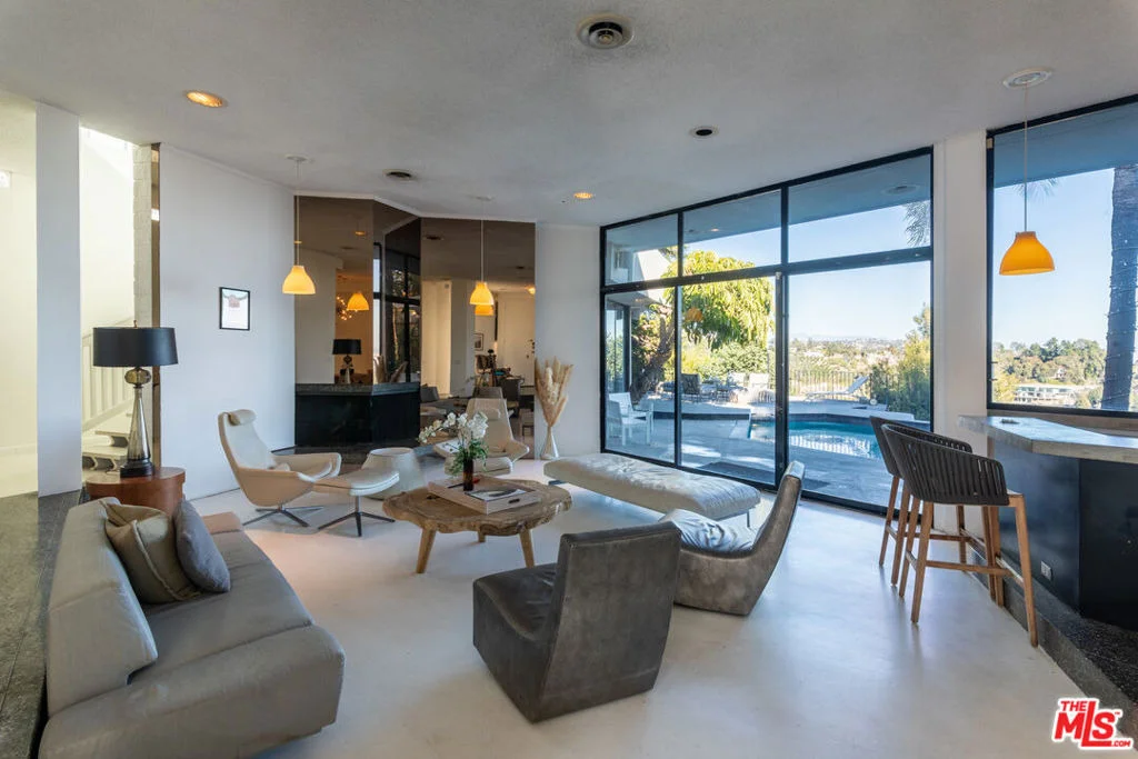 Photo of 960 Stradella Road