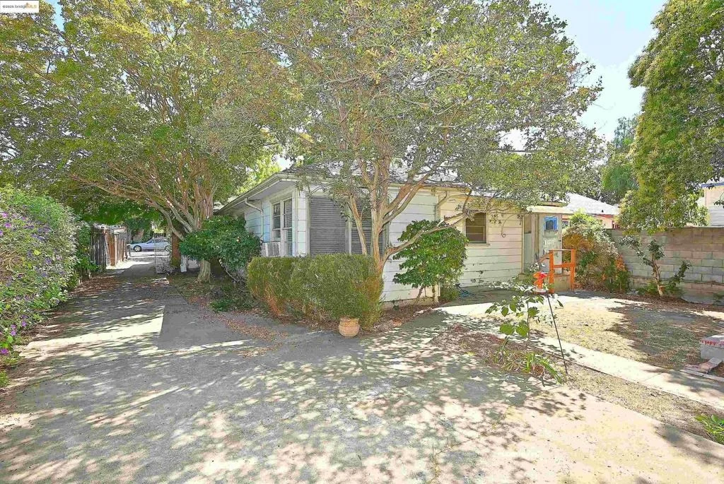 Photo of 2343 Almond Ave