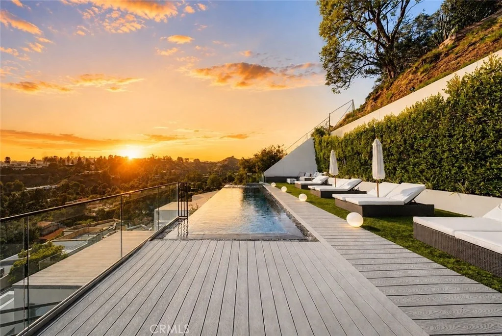 Photo of 9459 Beverly Crest