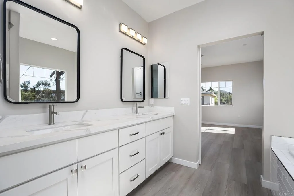 Photo of 3900 Rojo Tierra