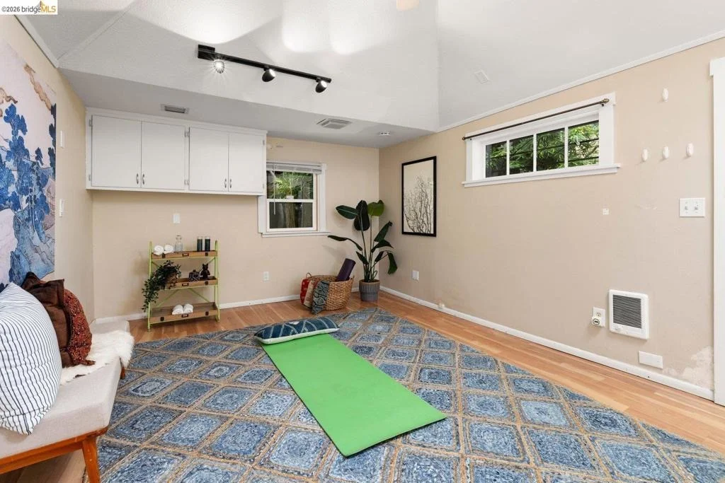 Photo of 2633 Regent St