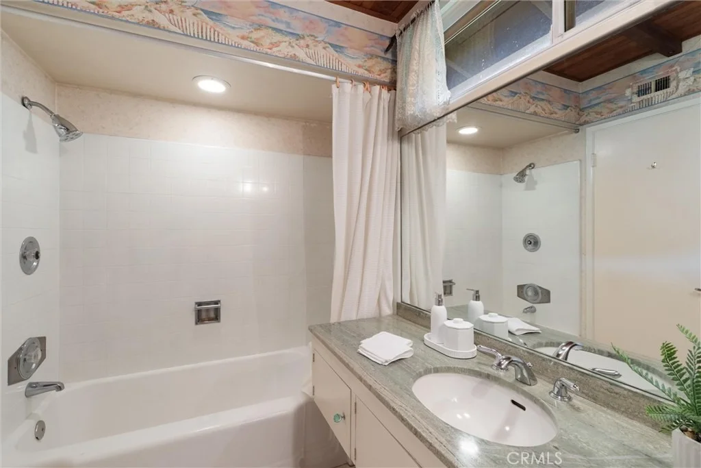 Photo of 1455 La Perla