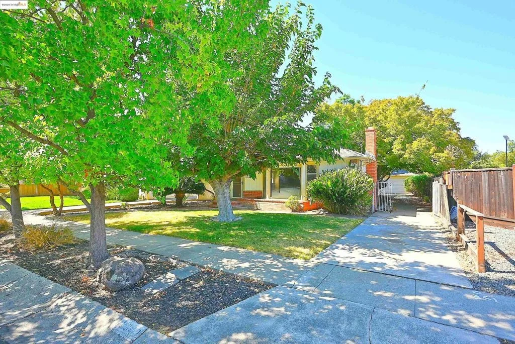 Photo of 2343 Almond Ave