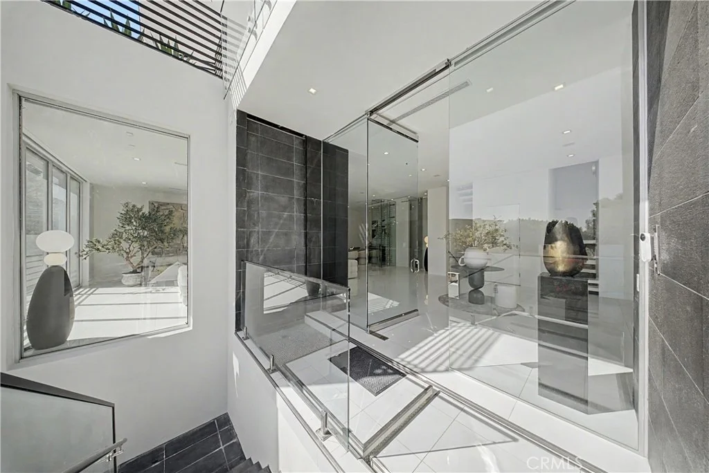 Photo of 9459 Beverly Crest