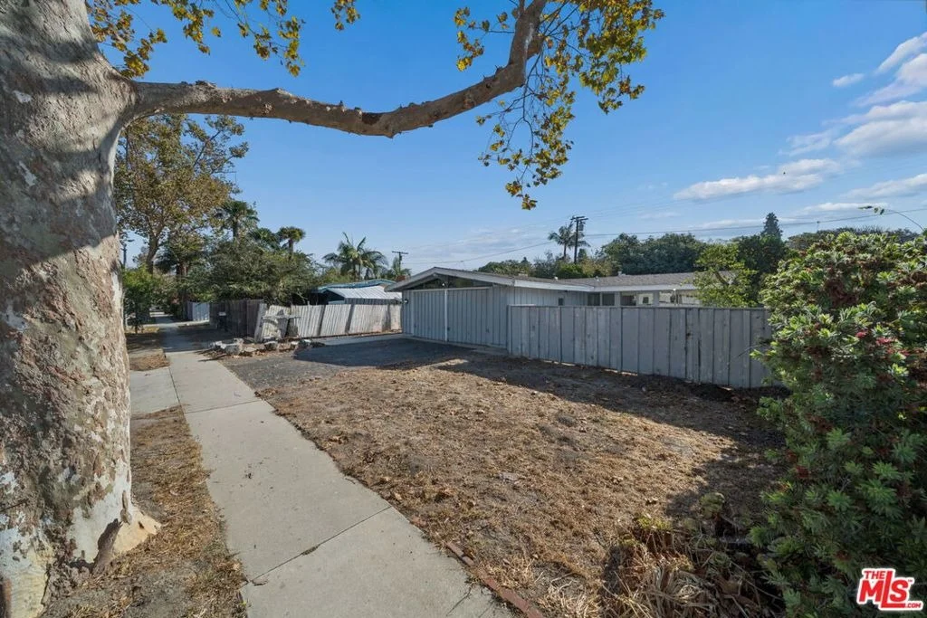 Photo of 3208 N Studebaker Road