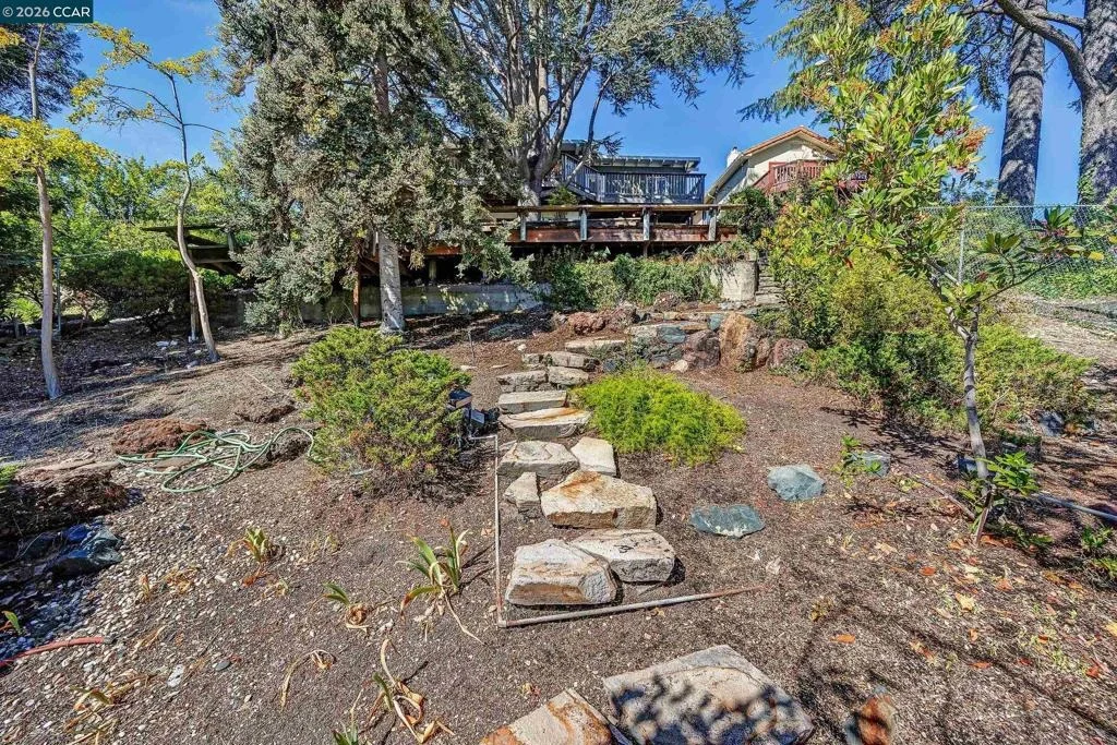 Photo of 557 Summit Dr