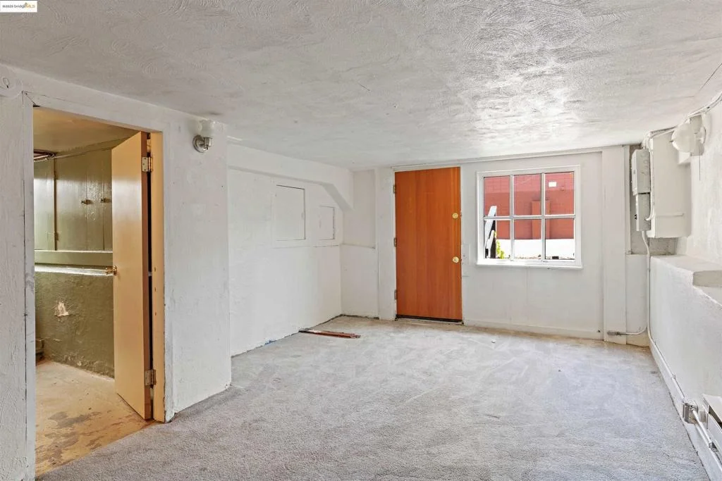 Photo of 2441 Carleton Street