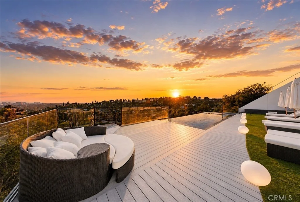 Photo of 9459 Beverly Crest