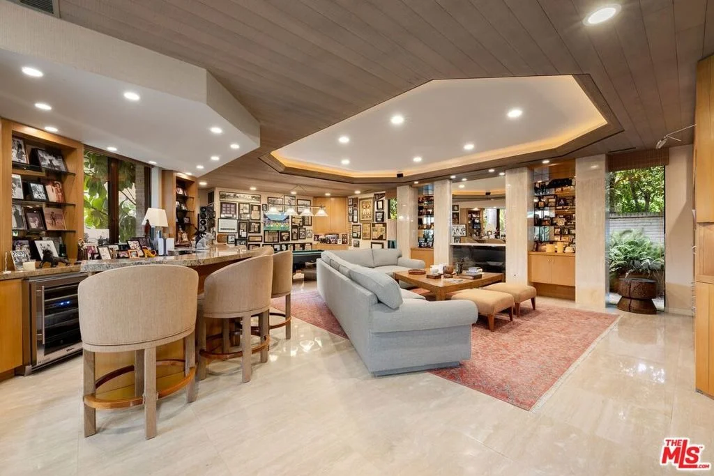 Photo of 715 N Beverly Drive