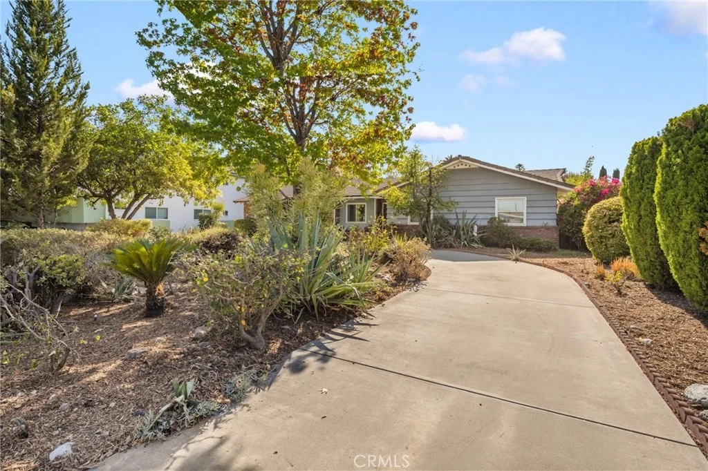 Photo of 1121 Highland Oaks Drive