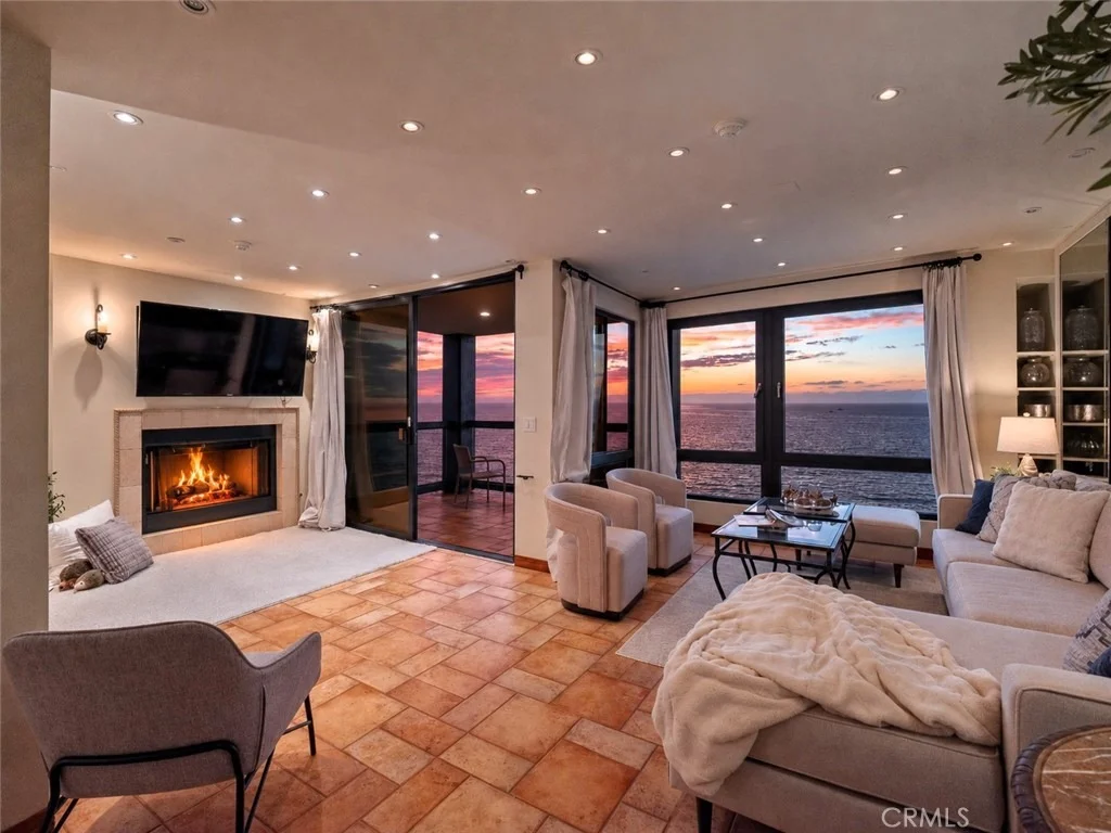 Photo of Unit 307 at 575 Esplanade