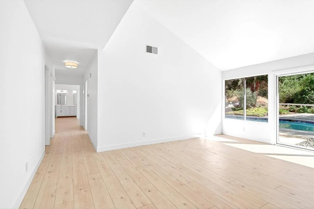 Photo of 37985 Avenida Bravura
