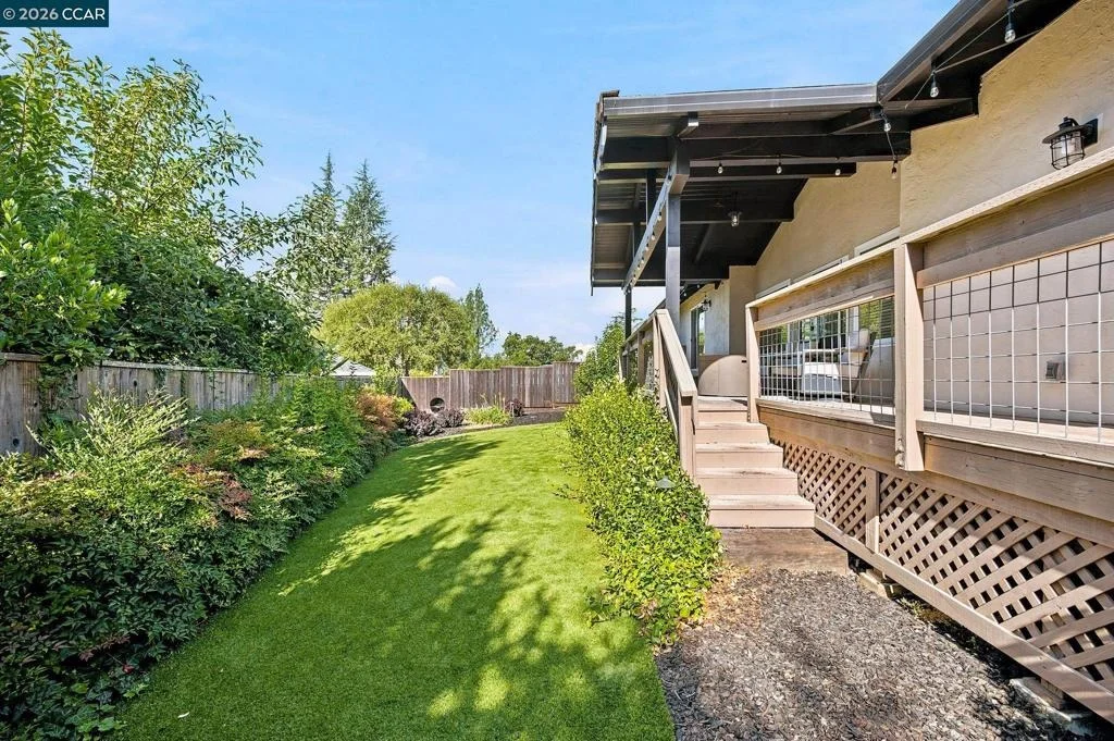 Photo of 19 Inverness Dr