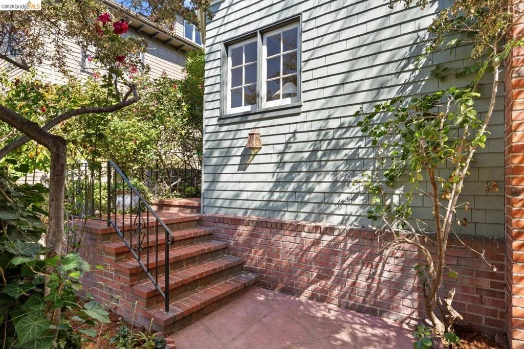 Photo of 2833 Regent St