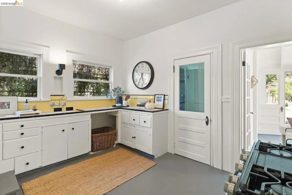 Photo of 2833 Regent St