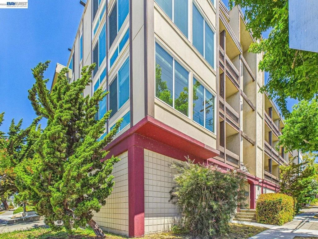 Photo of Unit 2 at 2201 Virginia St