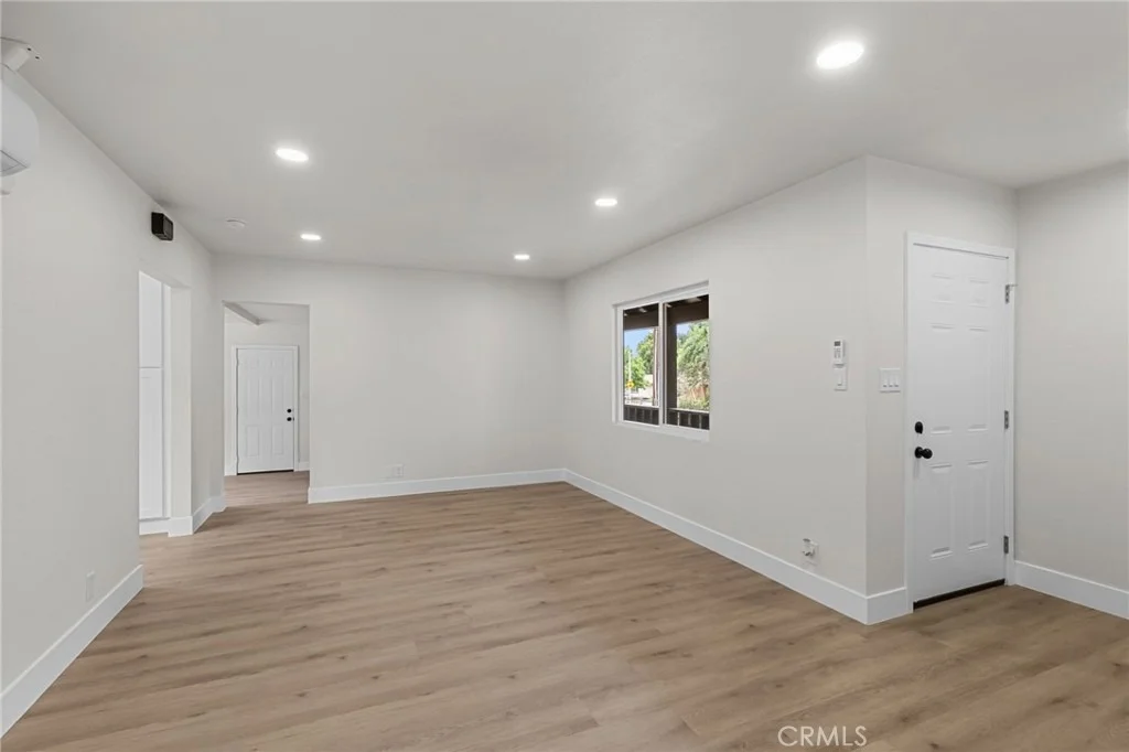 Photo of 736 N Walnut Avenue