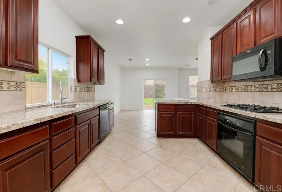 Photo of 870 Avenida Abeja