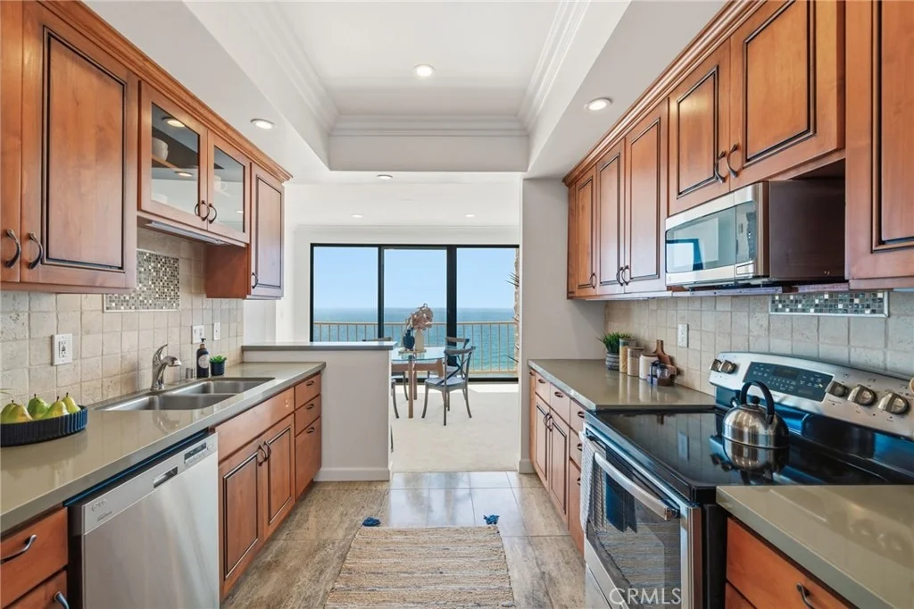 Photo of Unit 306 at 727 Esplanade