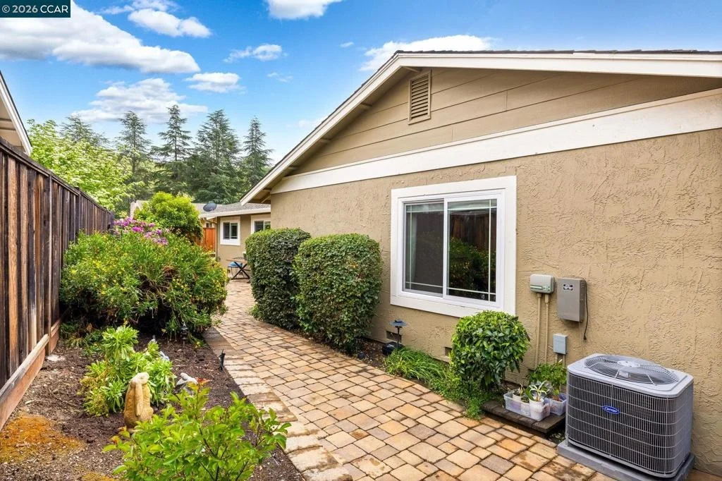 Photo of 2095 Robb Rd