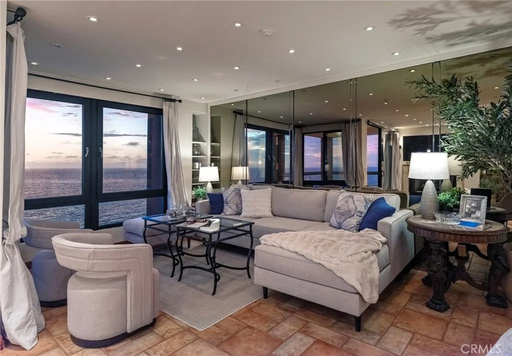 Photo of Unit 307 at 575 Esplanade