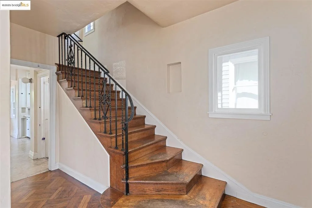 Photo of 2441 Carleton Street