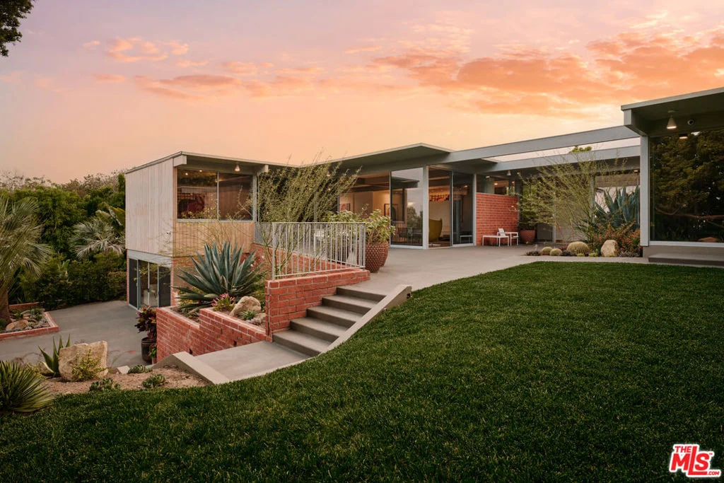 Photo of 1035 Summit Drive