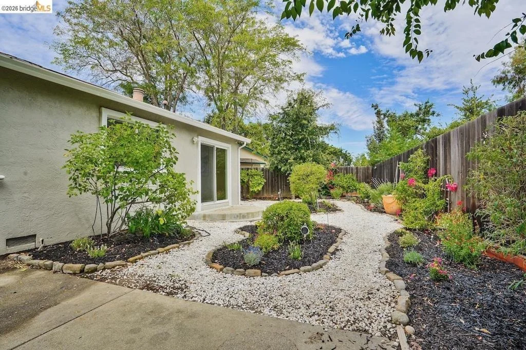 Photo of 2198 La Orinda