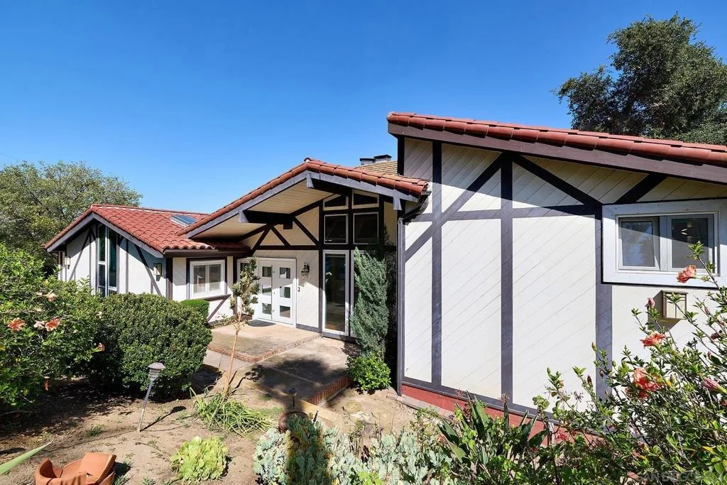 Photo of 2448 Royal Crest