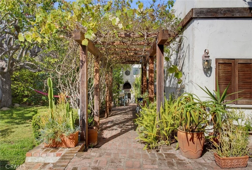 Photo of 2243 Cloverfield Boulevard