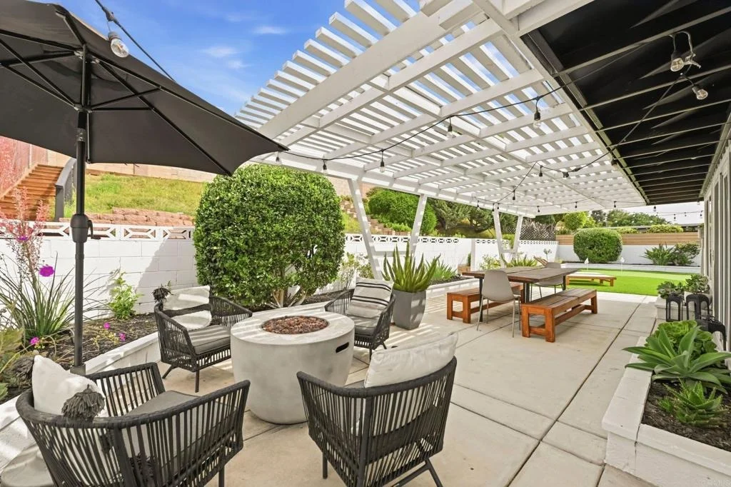 Photo of 952 La Tierra Drive