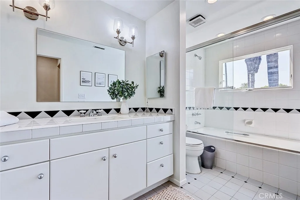 Photo of 2328 Beach Avenue