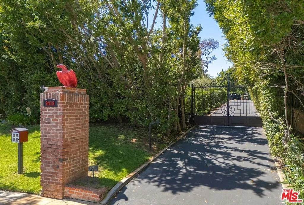 Photo of 9419 Sunset Boulevard