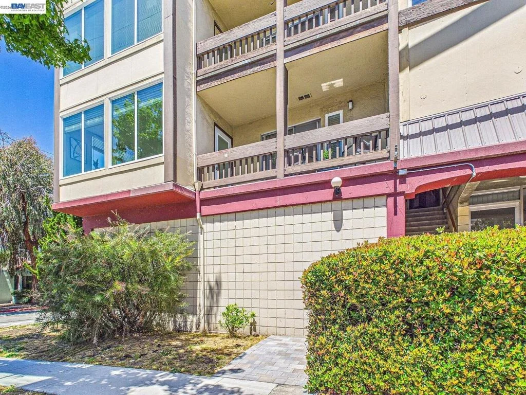 Photo of Unit 2 at 2201 Virginia St