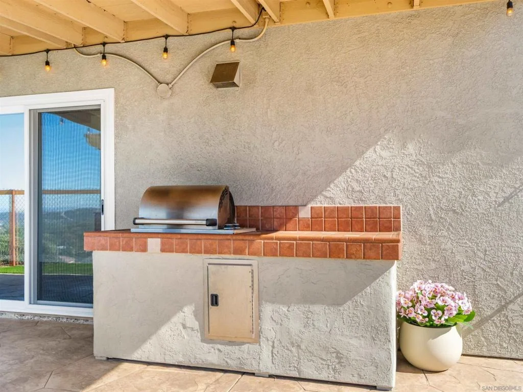 Photo of 2075 Boulders Road