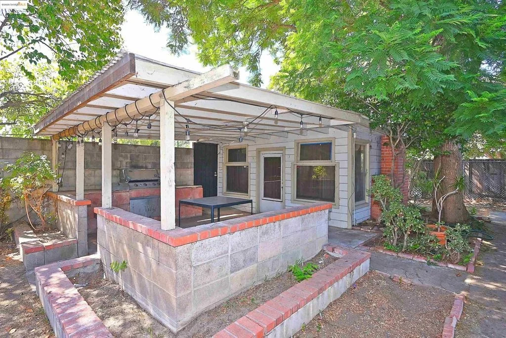 Photo of 2343 Almond Ave