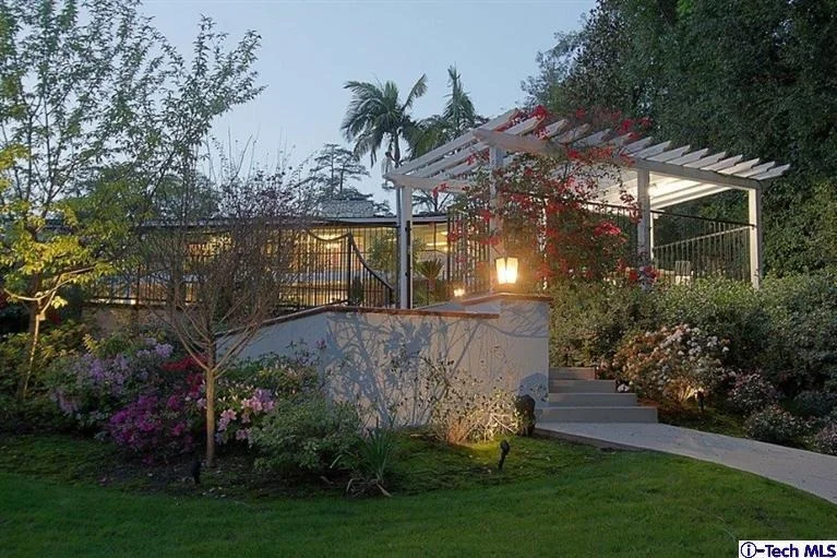 Photo of 2463 Ridgeway Road