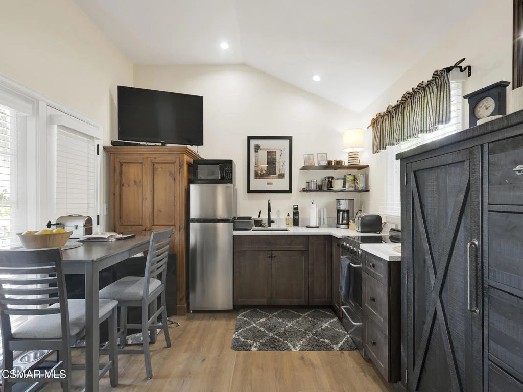 Photo of 1524 W Riverside Drive
