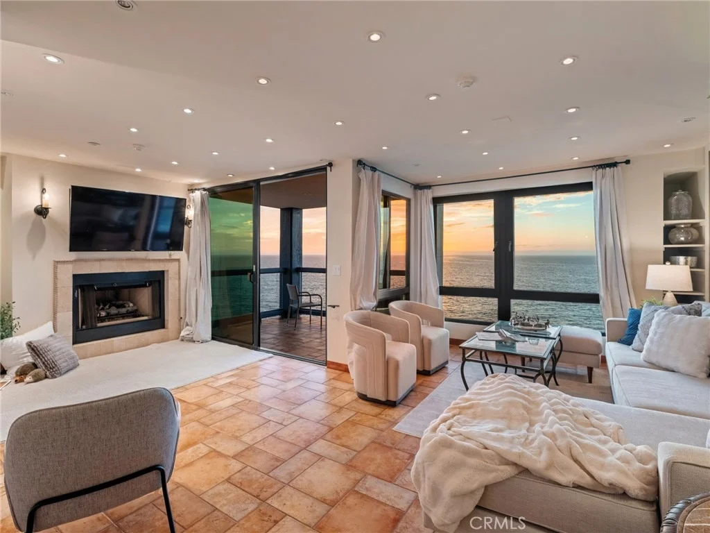 Photo of Unit 307 at 575 Esplanade