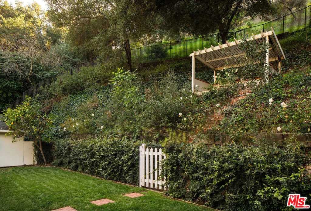 Photo of 2533 Benedict Canyon Drive