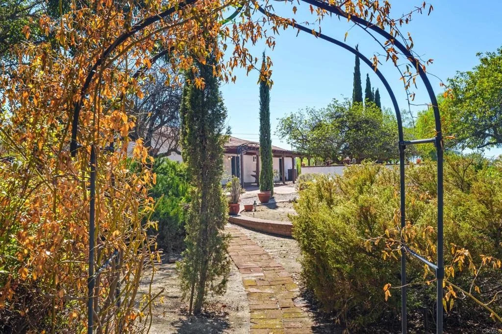 Photo of 3042 Holly Rd