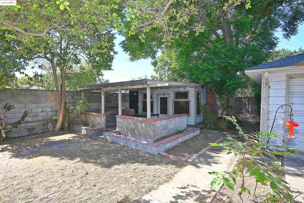 Photo of 2343 Almond Ave