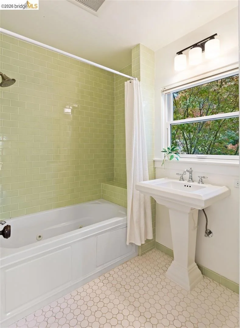 Photo of 355 Arlington Ave