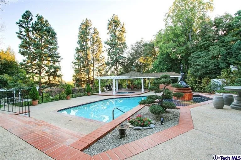 Photo of 2463 Ridgeway Road