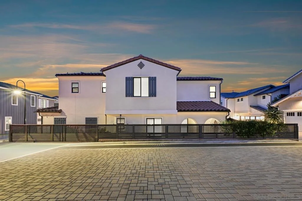 Photo of 1156 E Cove Pl.